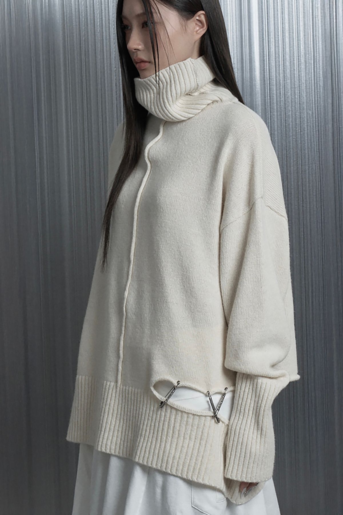 에트오소메(ETRE AU SOMMET) Soft Rib Cut Out Pin Point Turtleneck Knit (Ivory)