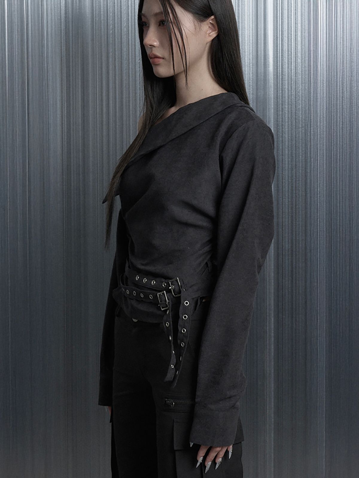 에트오소메(ETRE AU SOMMET) Two Belt Drape One-Shoulder Blouse (Black)