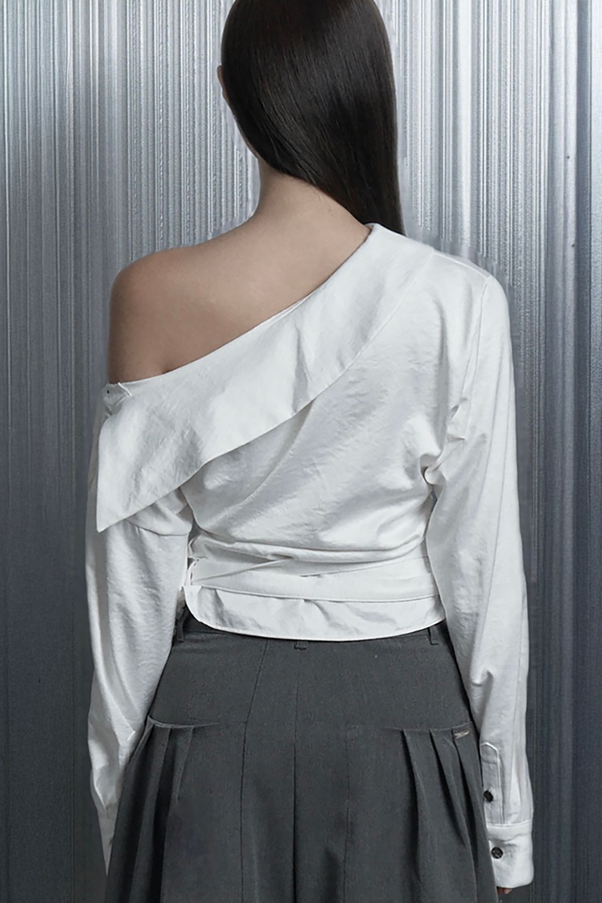 에트오소메(ETRE AU SOMMET) Two Belt Drape One-Shoulder Blouse (White)