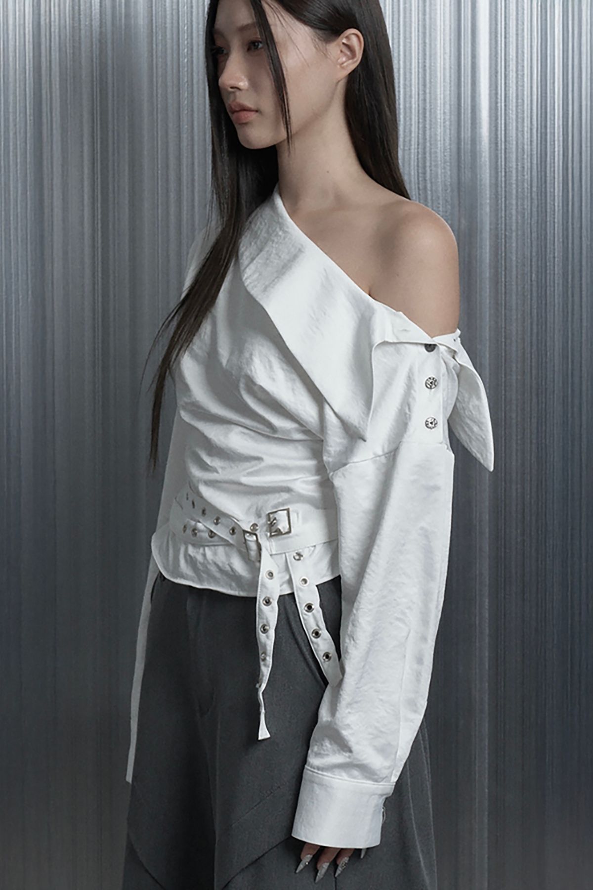 에트오소메(ETRE AU SOMMET) Two Belt Drape One-Shoulder Blouse (White)