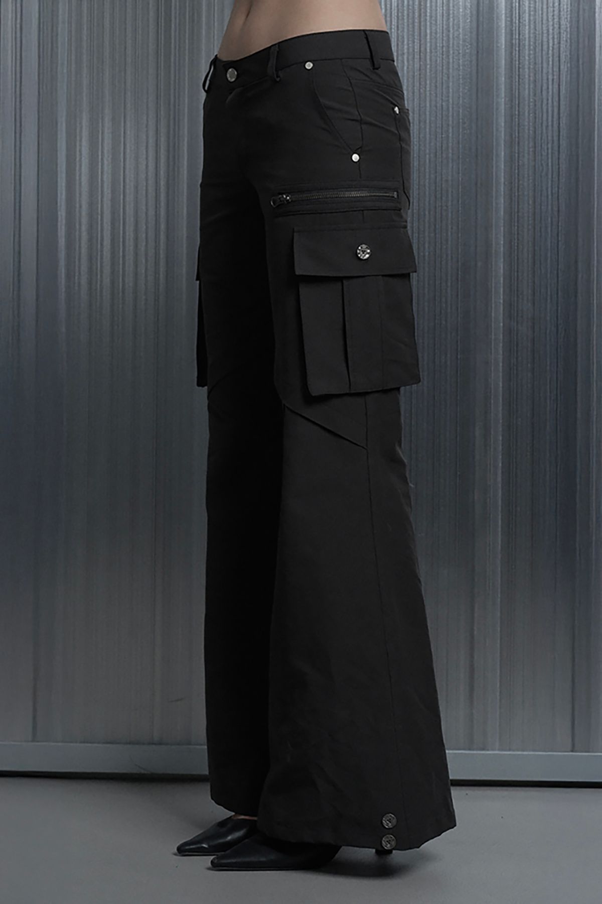 에트오소메(ETRE AU SOMMET) Diagonal Flare Split Carpenter Semi Bootcut Pants (Black)