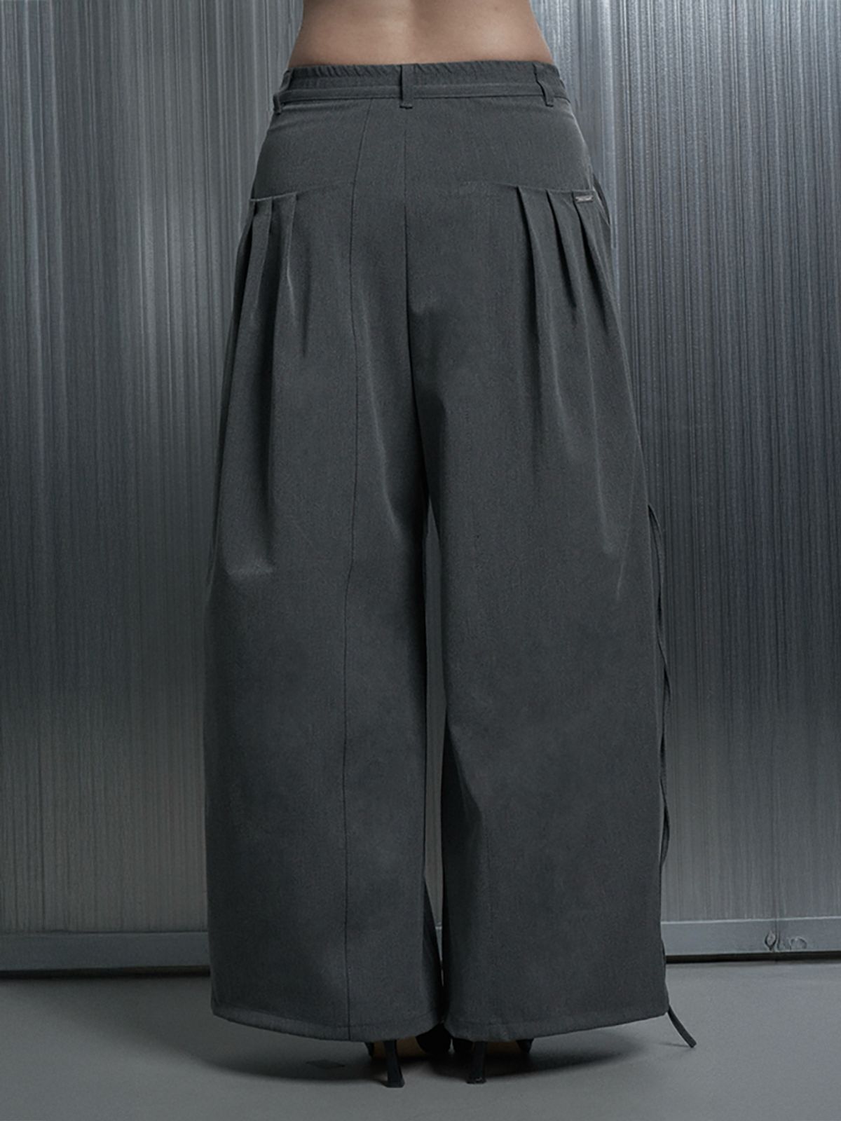 에트오소메(ETRE AU SOMMET) 3pintuck Back Split Line Wide Slacks Pants (Charcoal)