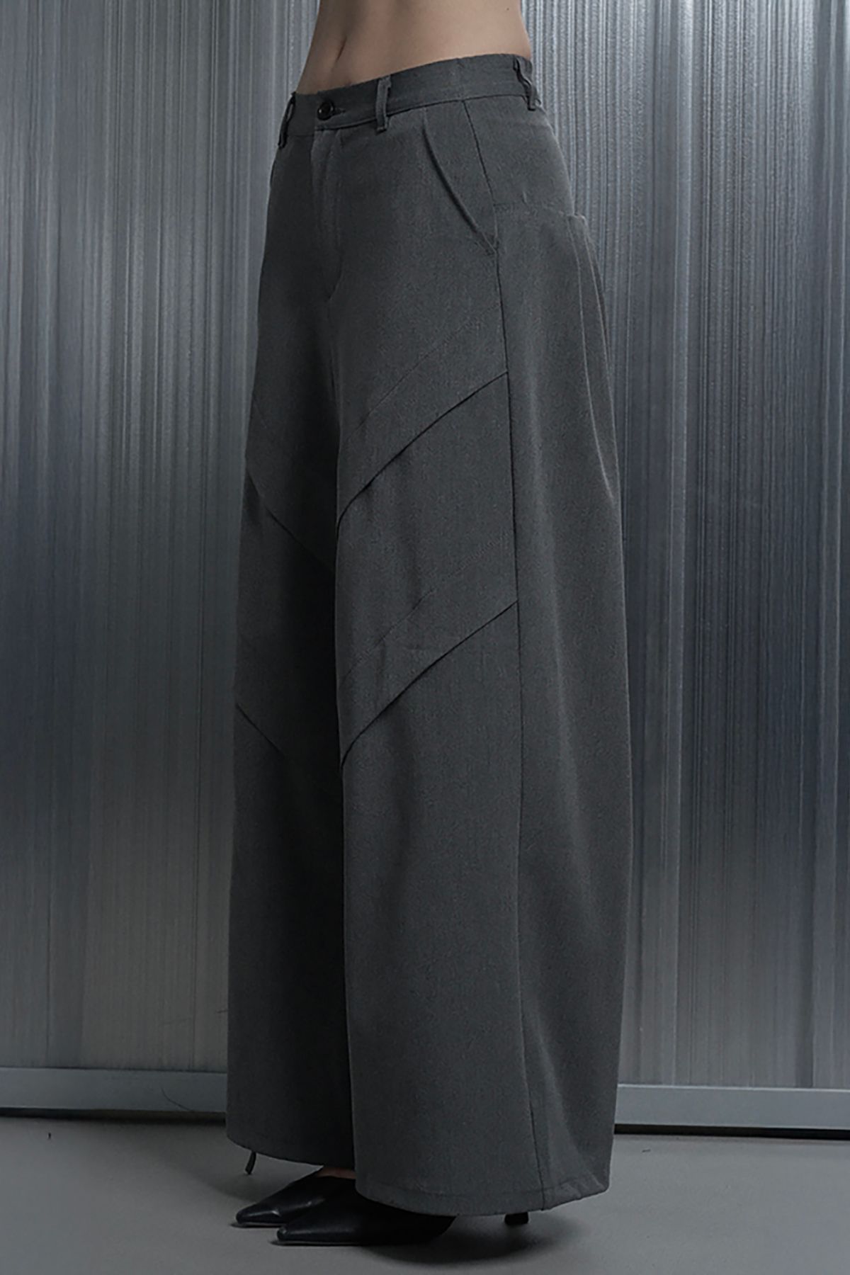 에트오소메(ETRE AU SOMMET) 3pintuck Back Split Line Wide Slacks Pants (Charcoal)
