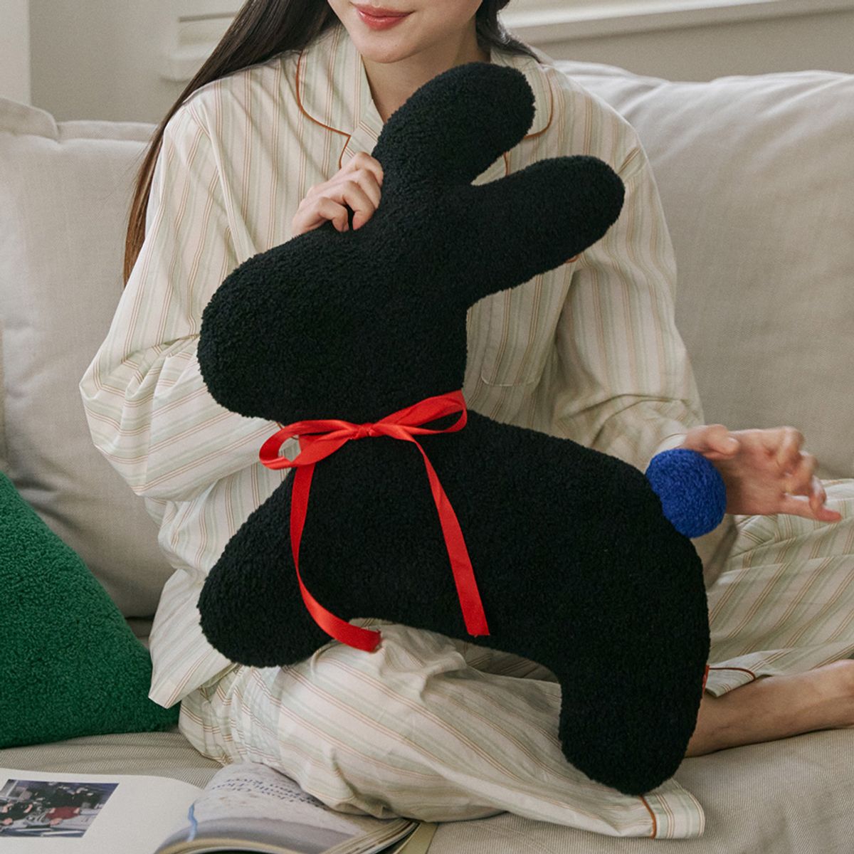 보웰(BOWELL) [BWTZ] 몽글몽글 양털 쿠션 블랙래빗