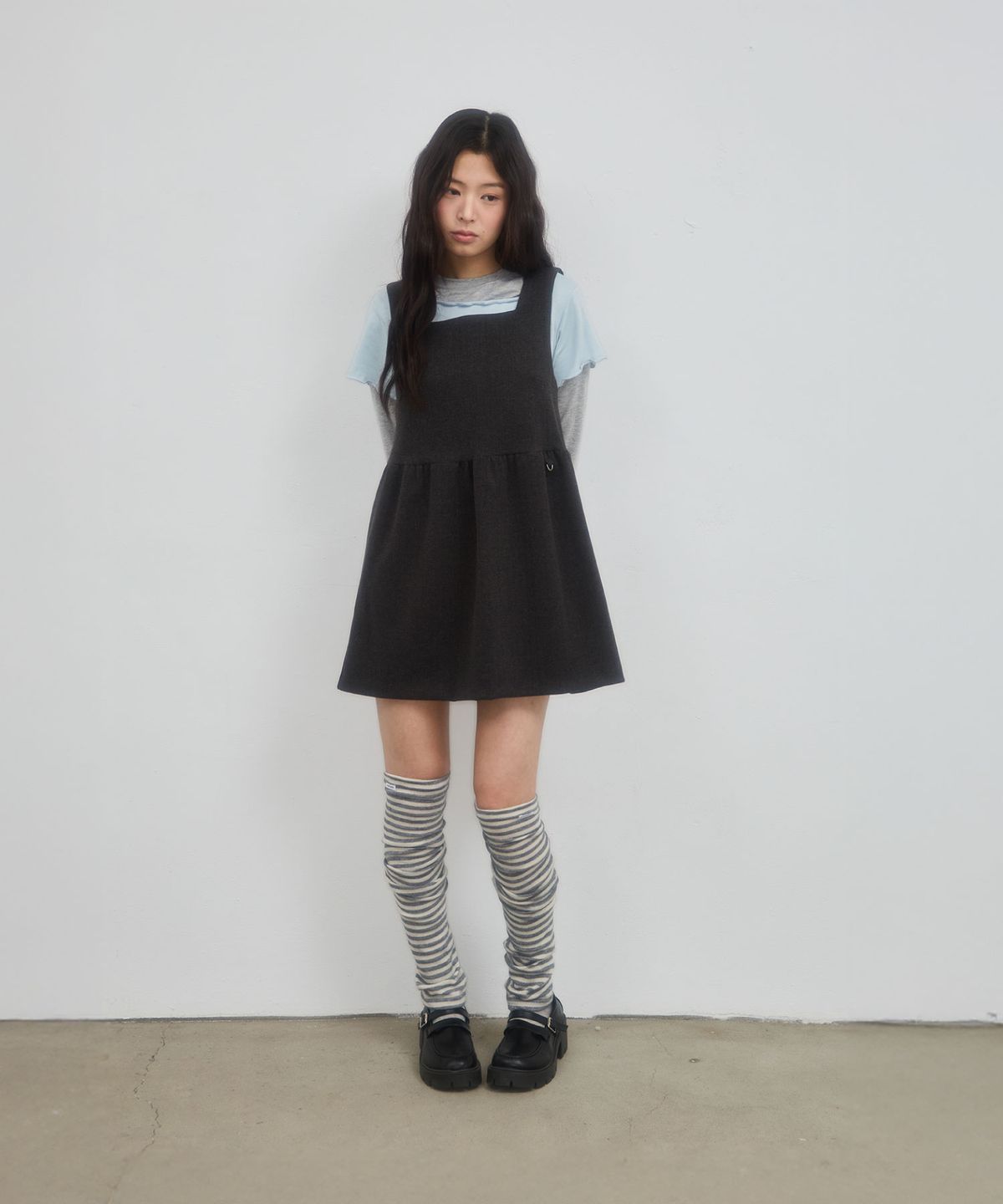 레터리(LETERIE) SQUARE NECK SLEEVELESS DRESS_CHARCOAL