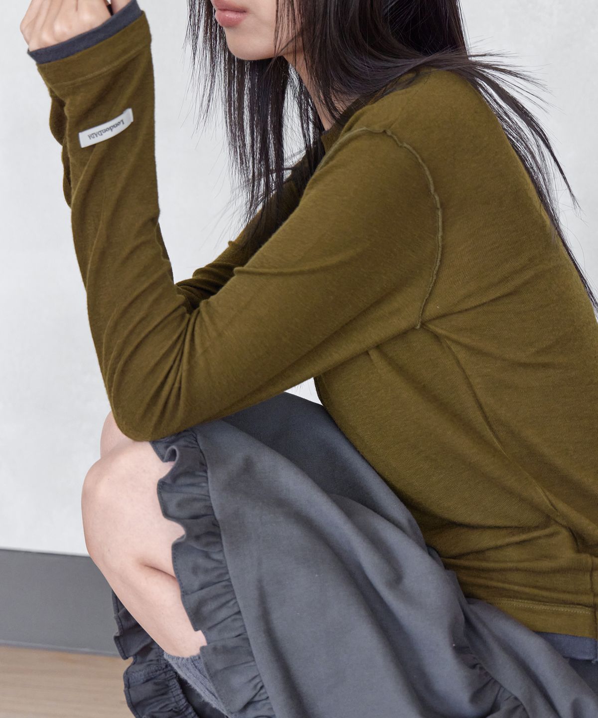 런던다다(LONDONDADA) LABEL INCISION LONG SLEEVE T-SHIRT, OLIVE