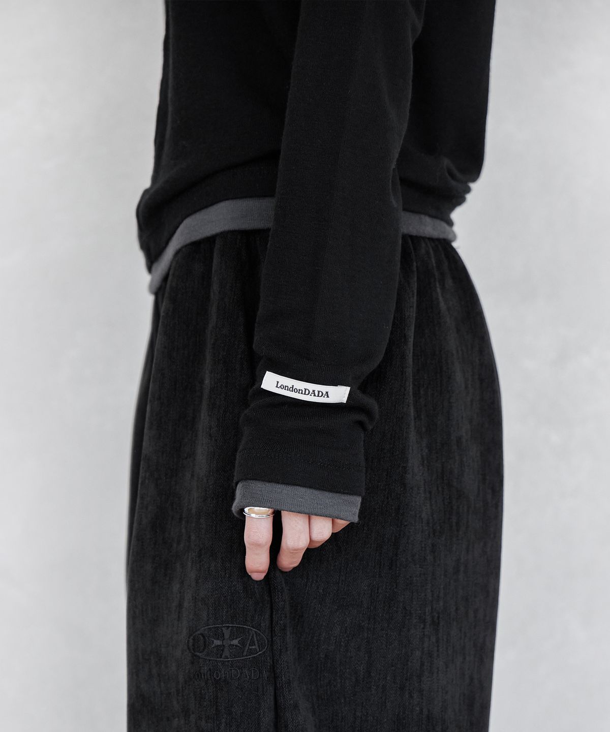 런던다다(LONDONDADA) LABEL INCISION LONG SLEEVE T-SHIRT, BLACK
