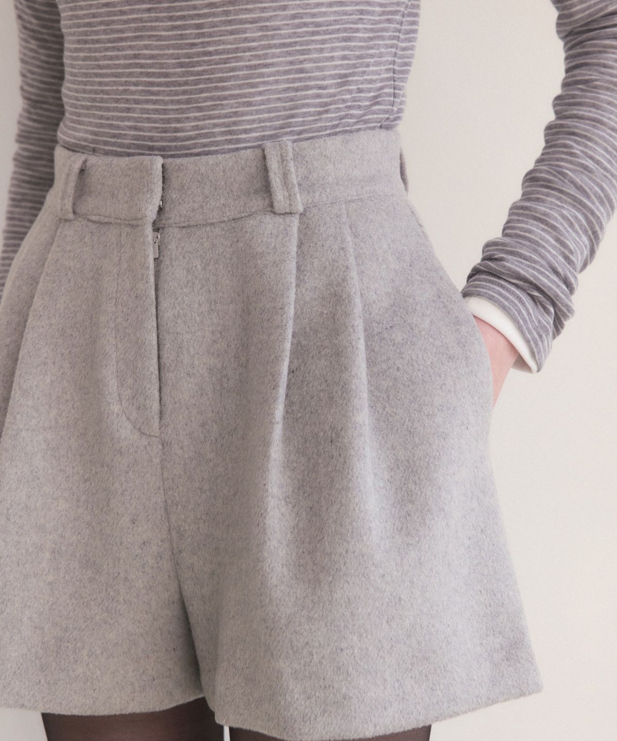 어다울(ADAUL) Woolen pintuck short pants - light grey