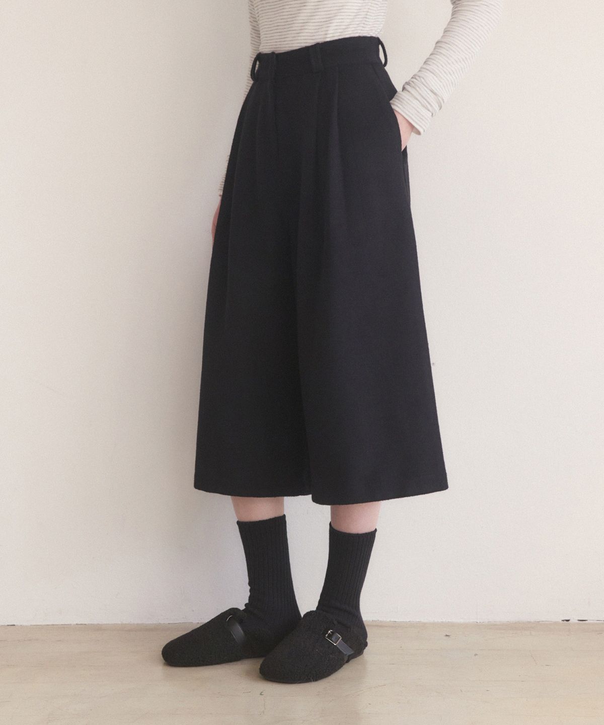 어다울(ADAUL) Woolen pintuck long burmuda pants - black