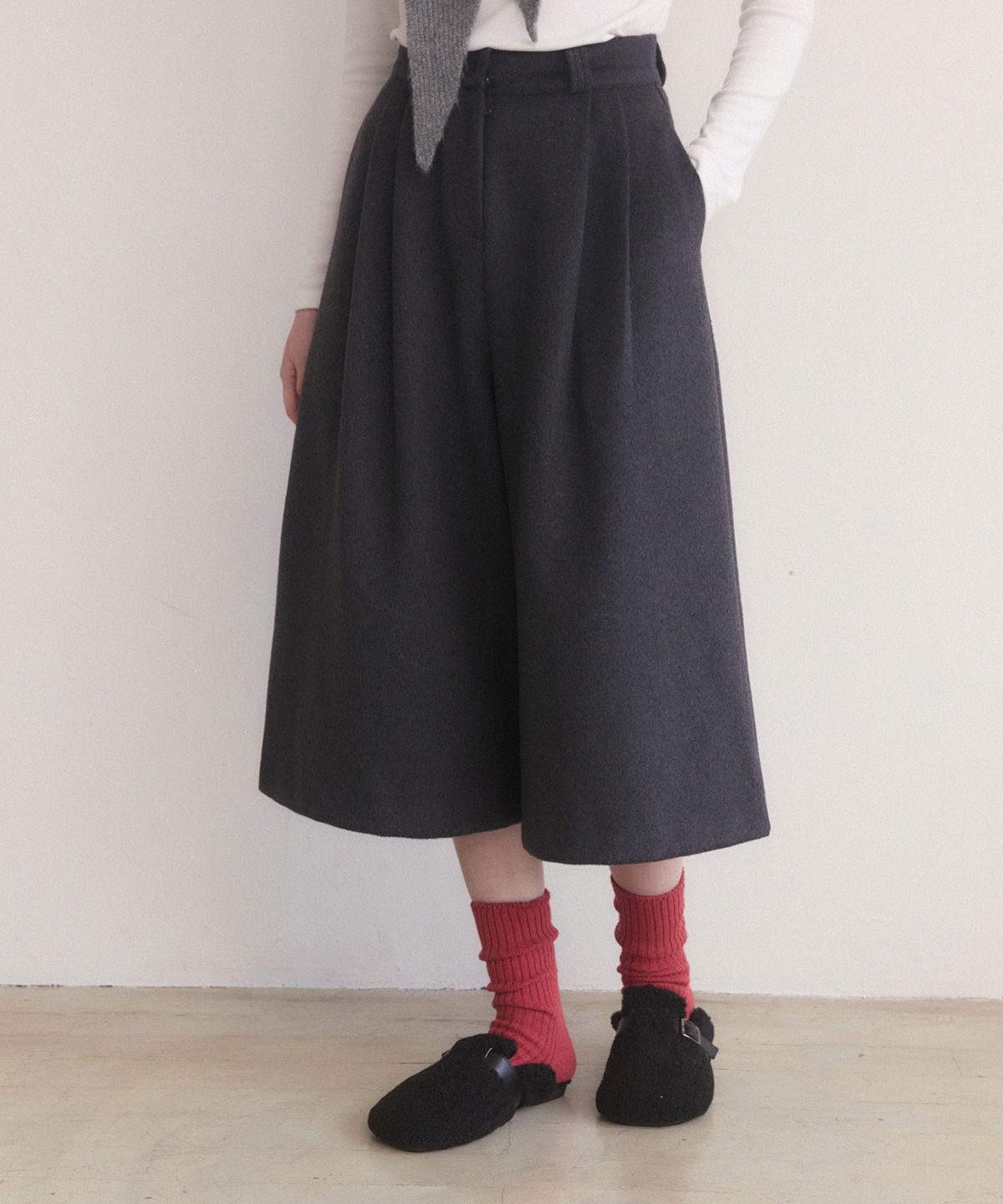 어다울(ADAUL) Woolen pintuck long burmuda pants - charcoal