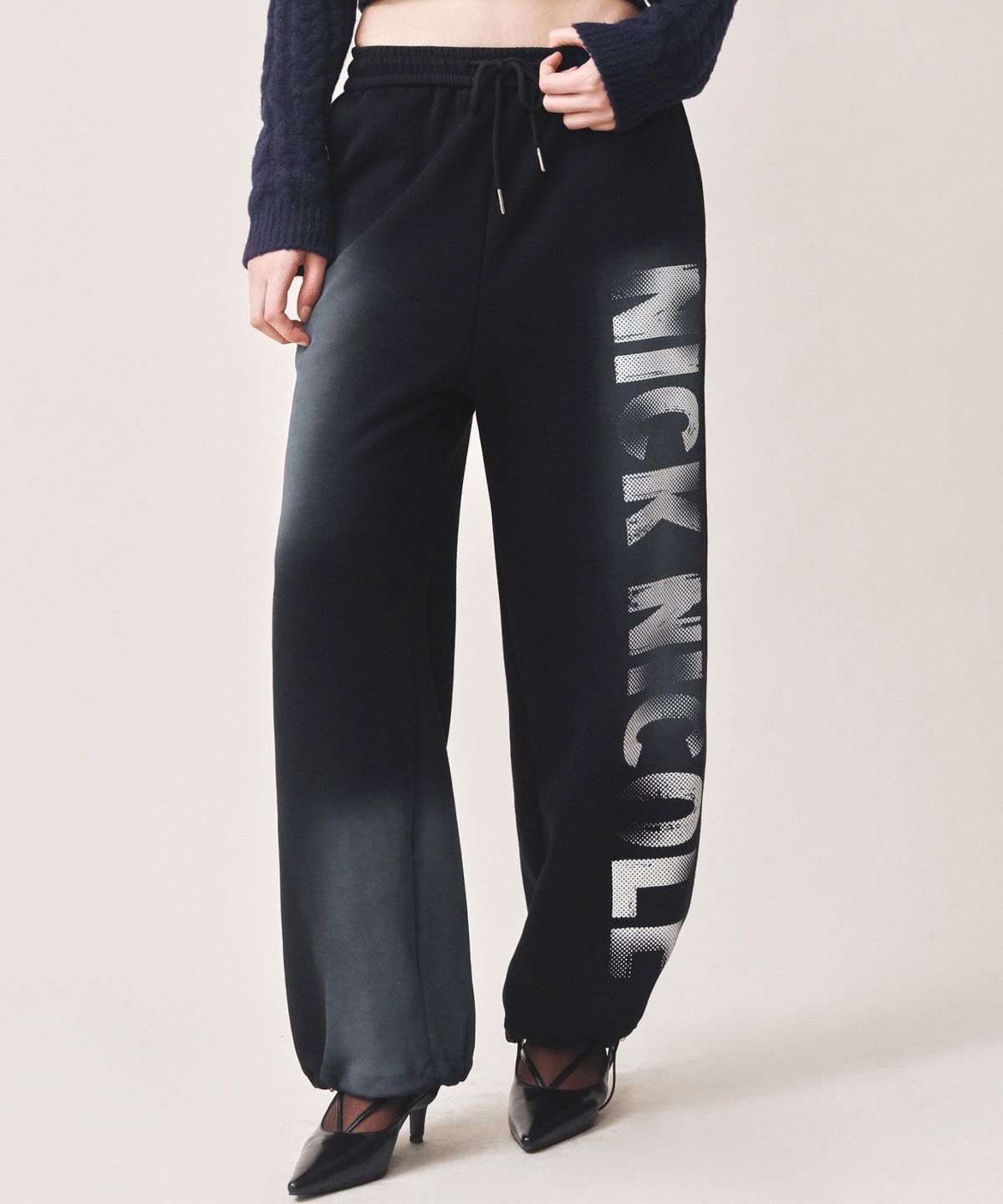 닉앤니콜(NICK&NICOLE) GRADATION LOGO SWEAT STRING PANTS_BLACK