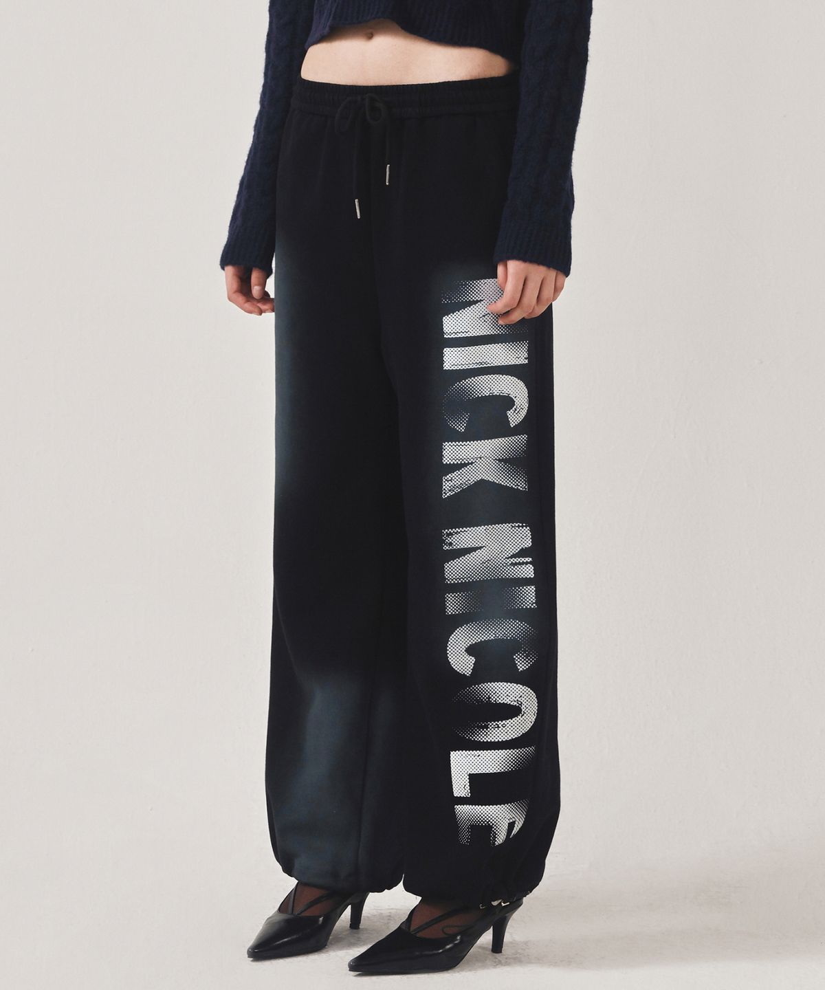 닉앤니콜(NICK&NICOLE) GRADATION LOGO SWEAT STRING PANTS_BLACK