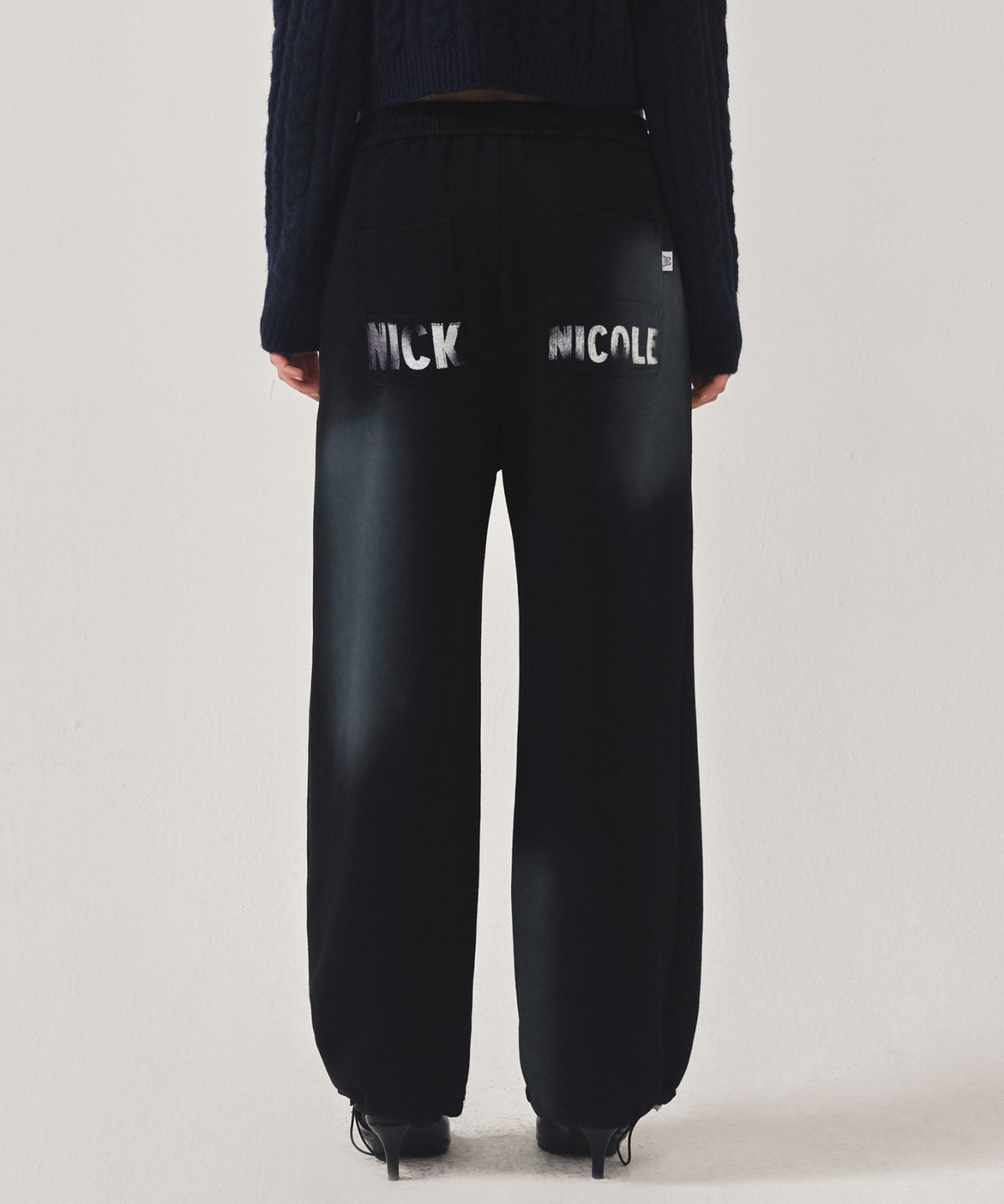 닉앤니콜(NICK&NICOLE) GRADATION LOGO SWEAT STRING PANTS_BLACK