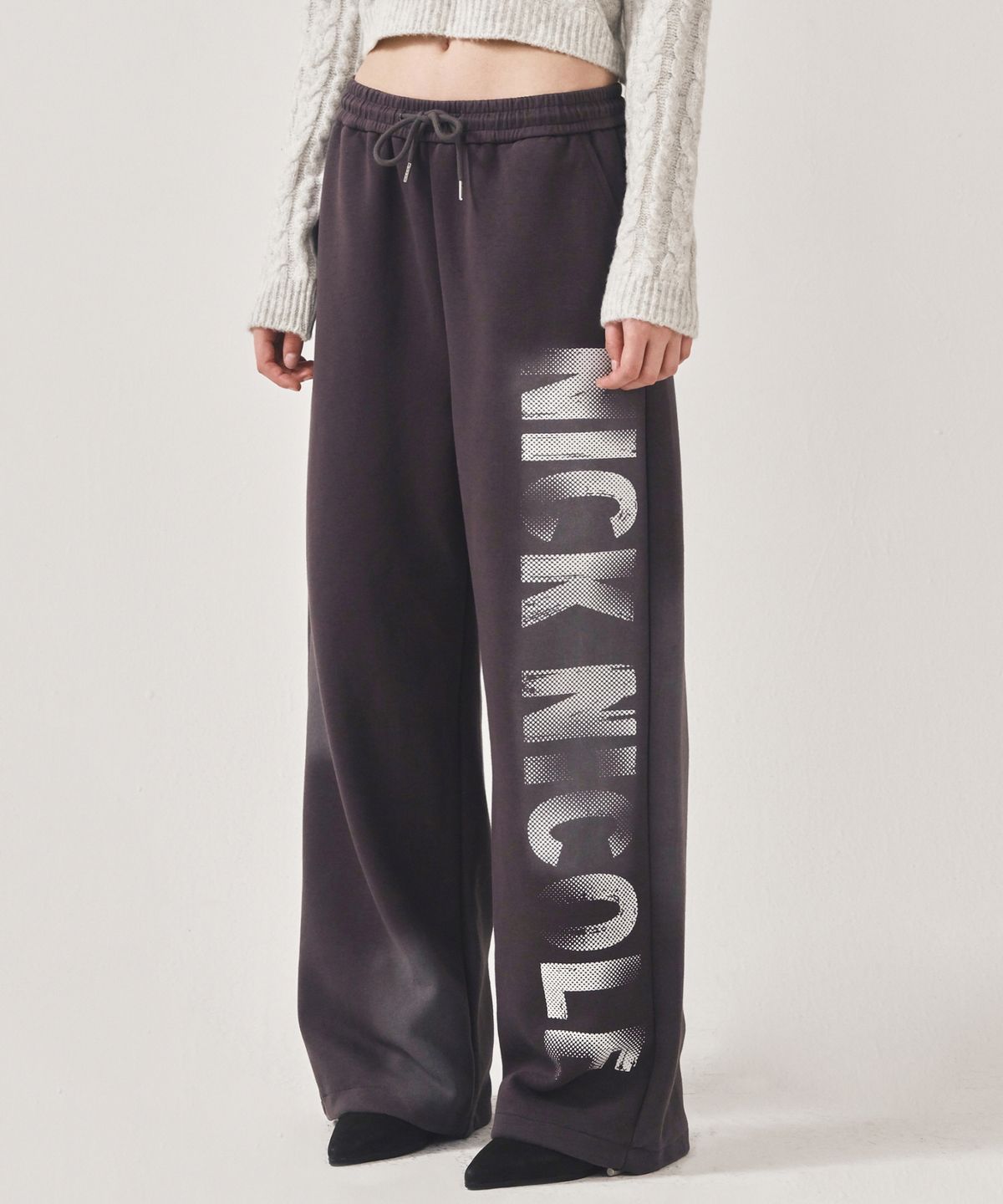 닉앤니콜(NICK&NICOLE) GRADATION LOGO SWEAT STRING PANTS_CHARCOAL
