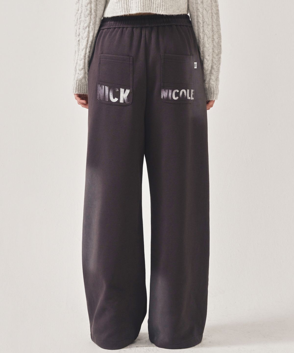 닉앤니콜(NICK&NICOLE) GRADATION LOGO SWEAT STRING PANTS_CHARCOAL