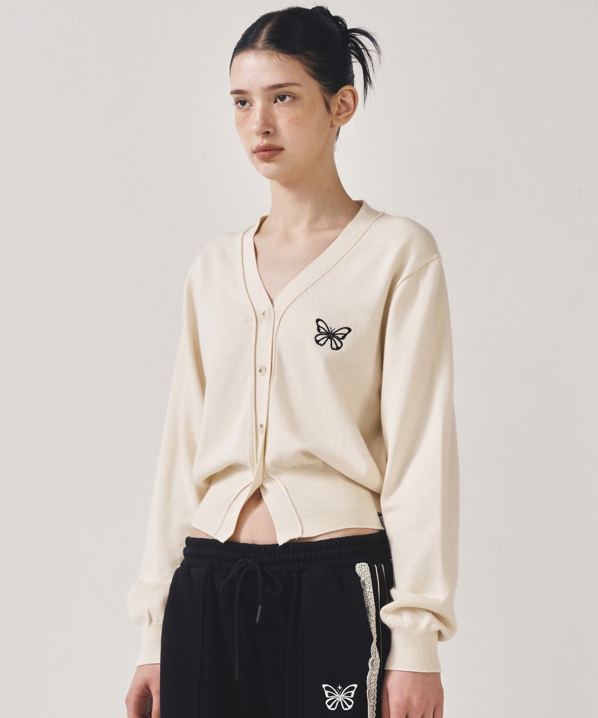 닉앤니콜(NICK&NICOLE) MINI BUTTERFLY SOFT V-CARDIGAN_CREAM BLACK