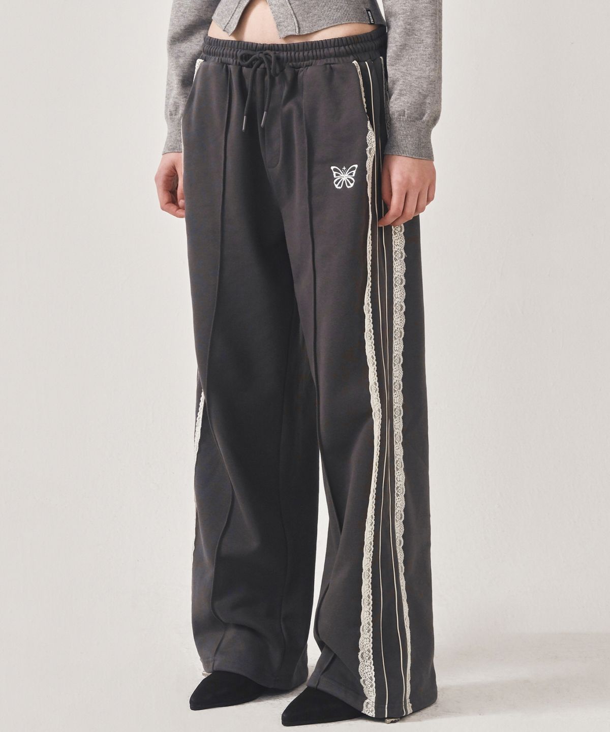 닉앤니콜(NICK&NICOLE) BUTTERFLY LACE SWEAT PANTS_CHARCOAL