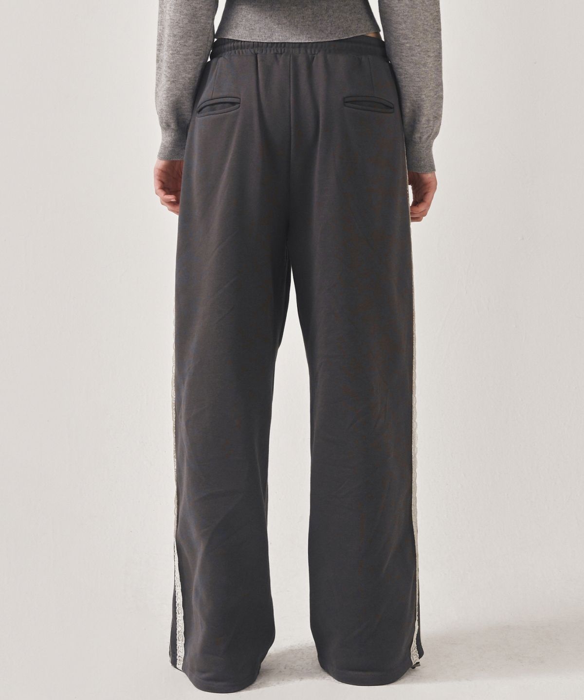 닉앤니콜(NICK&NICOLE) BUTTERFLY LACE SWEAT PANTS_CHARCOAL