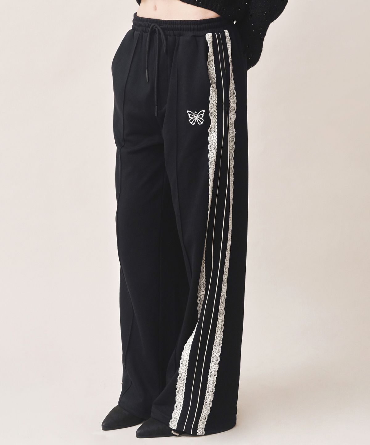 닉앤니콜(NICK&NICOLE) BUTTERFLY LACE SWEAT PANTS_BLACK