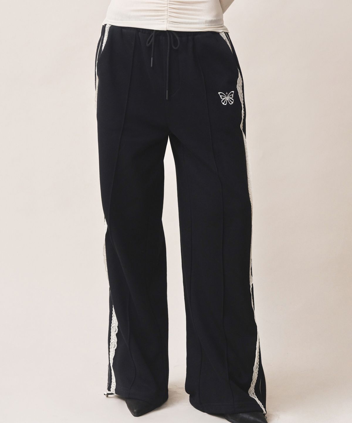 닉앤니콜(NICK&NICOLE) BUTTERFLY LACE SWEAT PANTS_BLACK