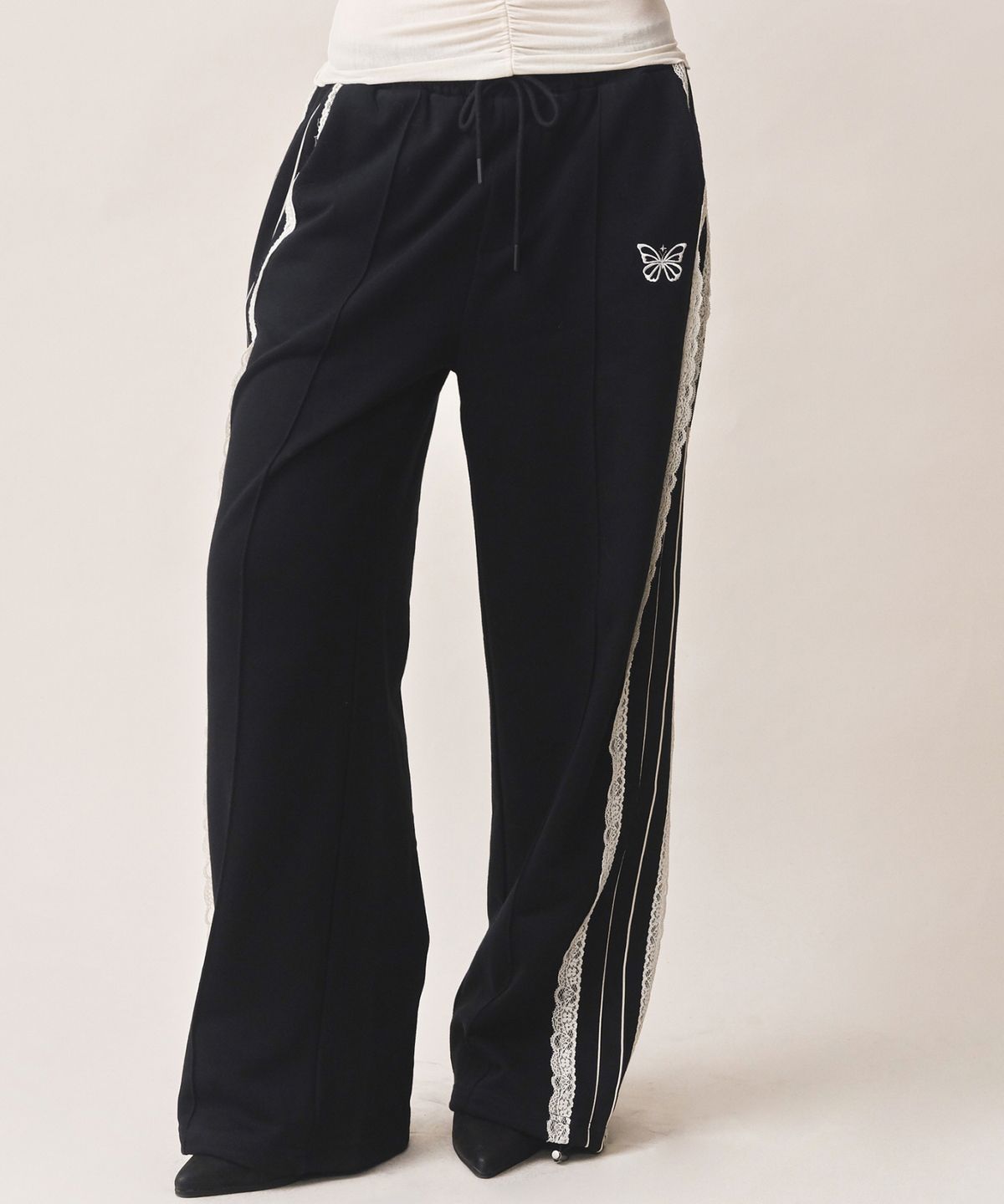 닉앤니콜(NICK&NICOLE) BUTTERFLY LACE SWEAT PANTS_BLACK