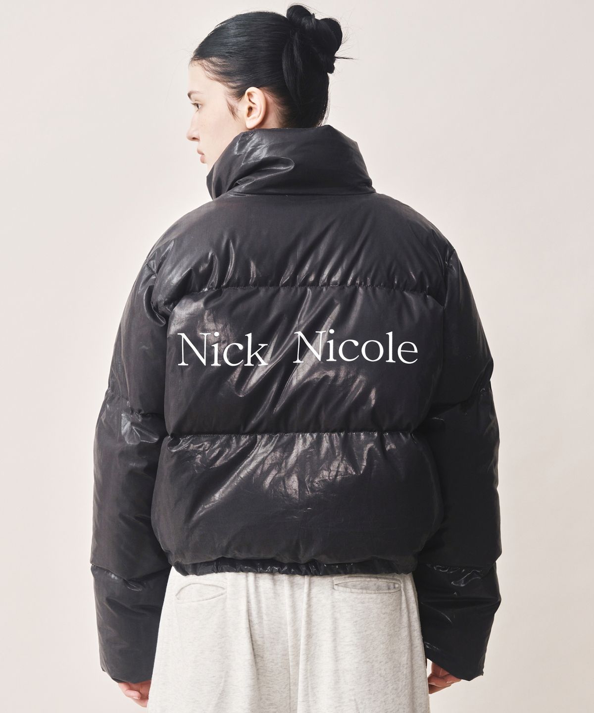 닉앤니콜(NICK&NICOLE) NICOLE GLOSSY SHORT PUFFER PADDING_BLACK