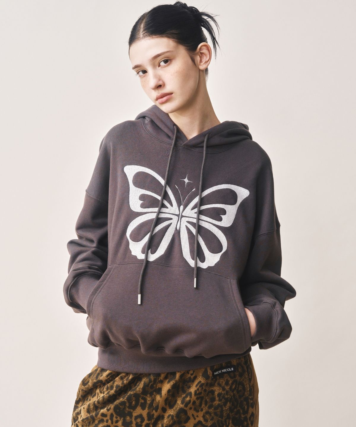 닉앤니콜(NICK&NICOLE) BUTTERFLY EMBROIDERY HOODIE_CHARCOAL SILVER