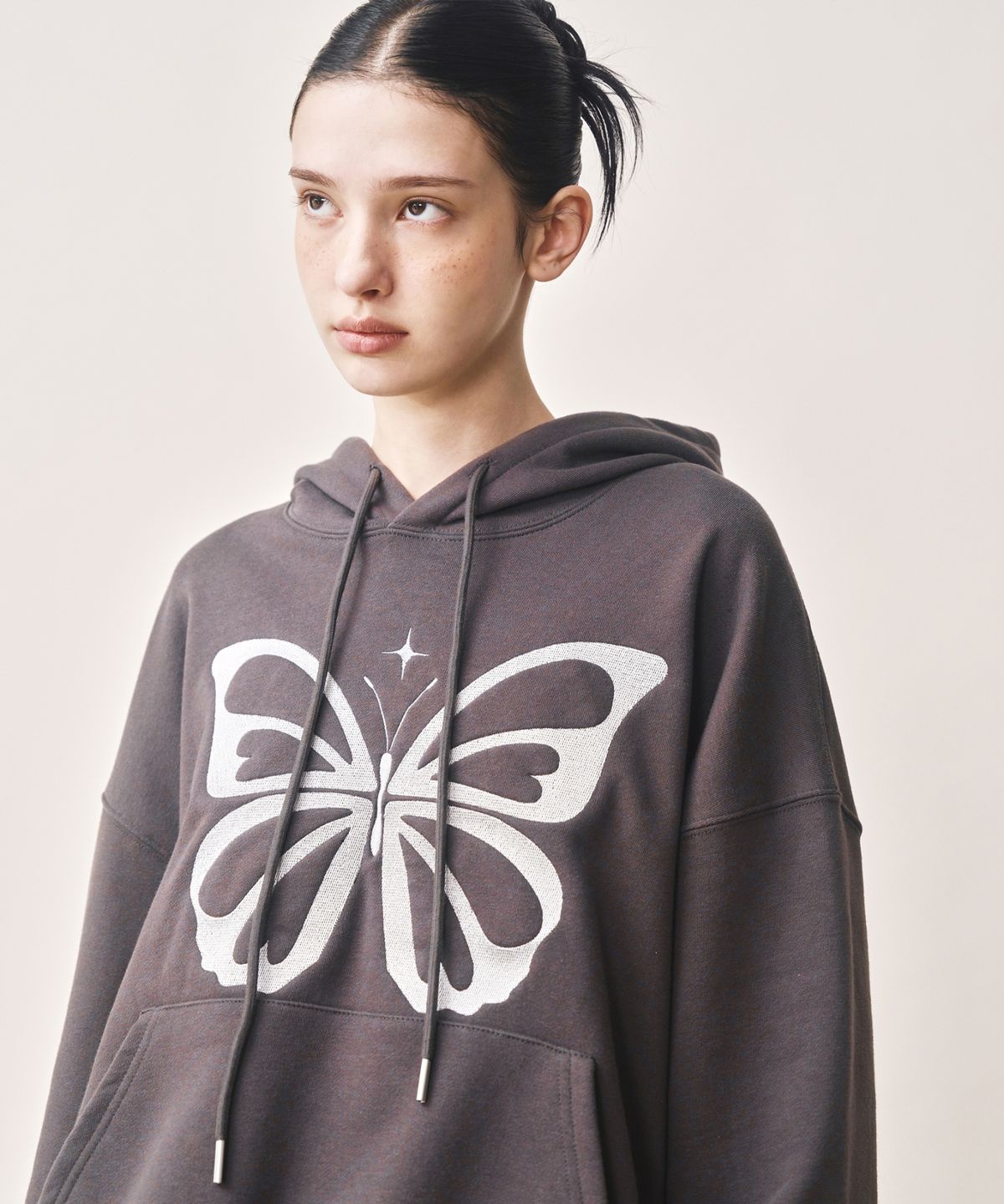 닉앤니콜(NICK&NICOLE) BUTTERFLY EMBROIDERY HOODIE_CHARCOAL SILVER