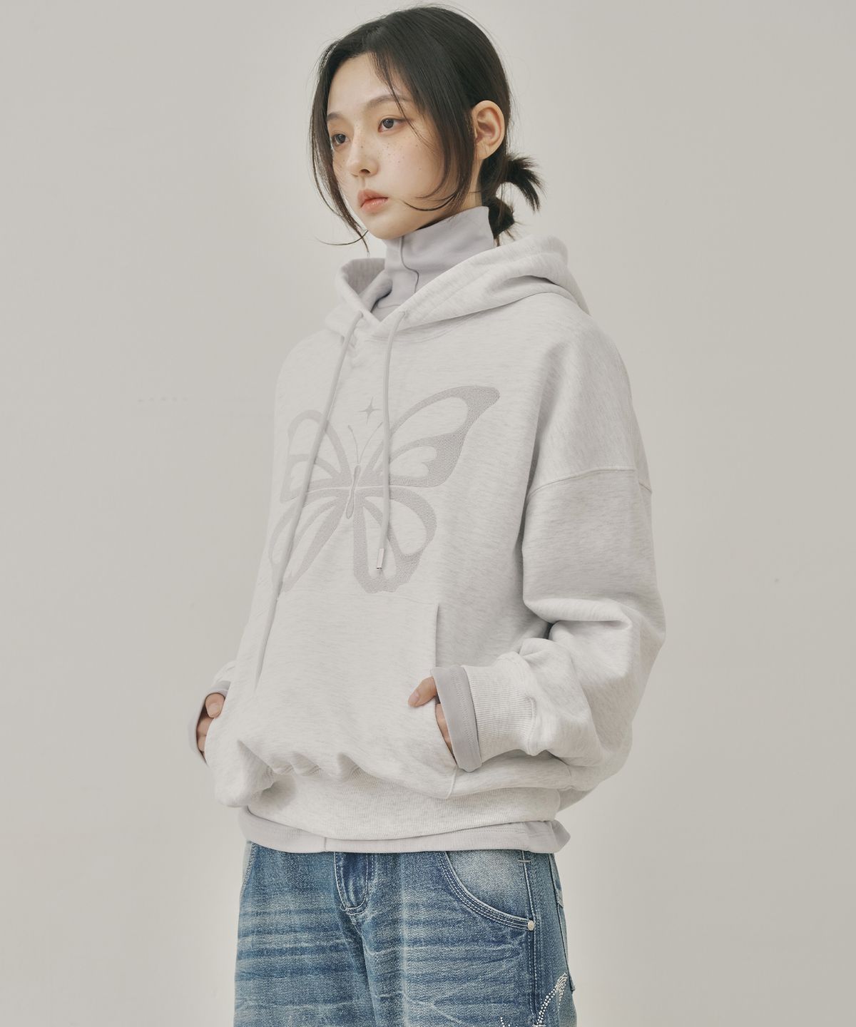 닉앤니콜(NICK&NICOLE) BUTTERFLY EMBROIDERY HOODIE_MELANGE SILVER