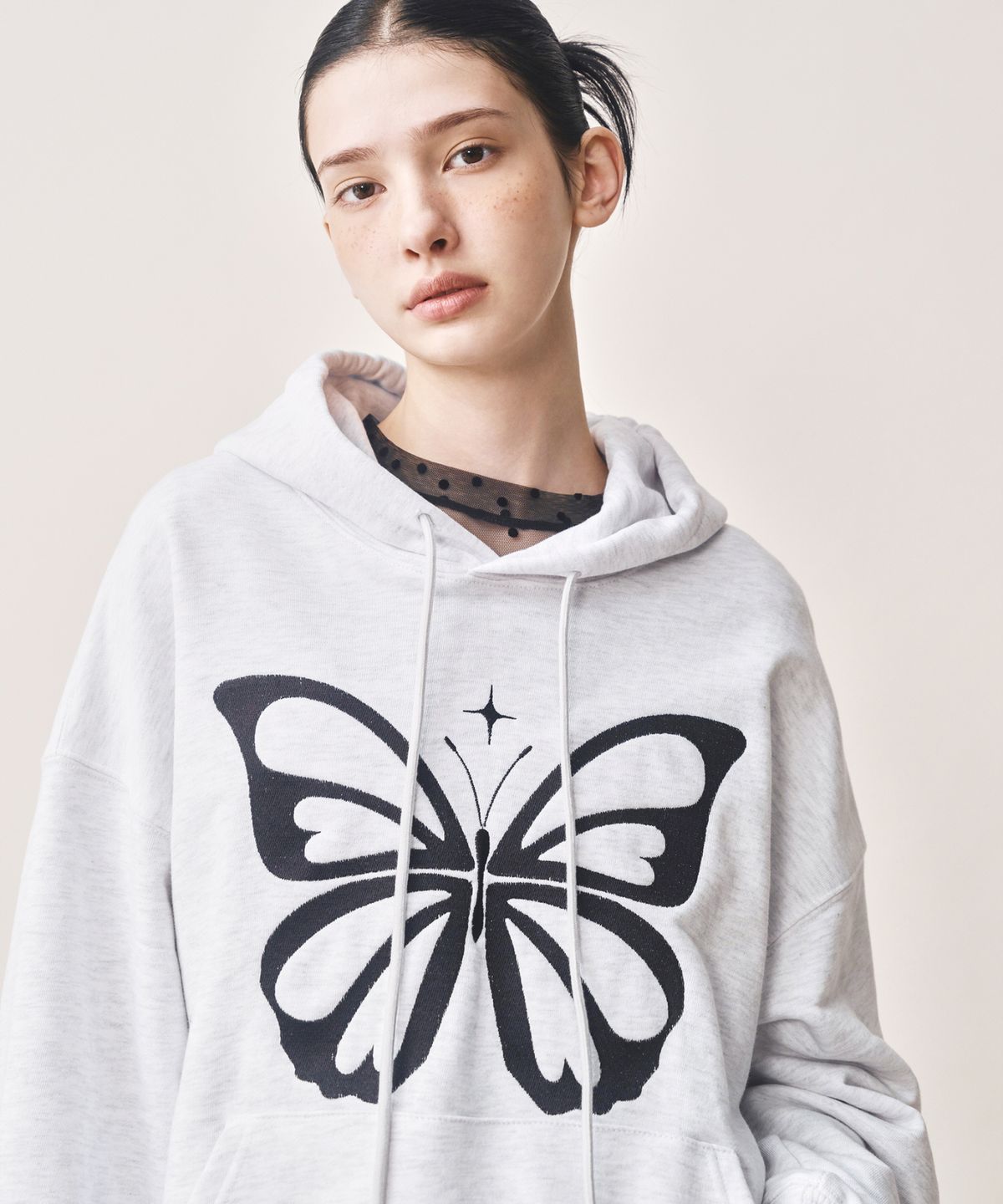 닉앤니콜(NICK&NICOLE) BUTTERFLY EMBROIDERY HOODIE_MELANGE BLACK