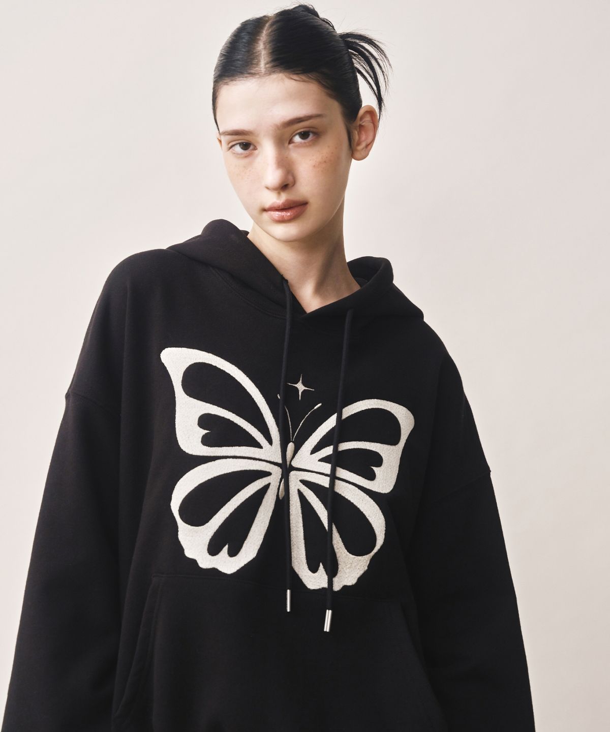 닉앤니콜(NICK&NICOLE) BUTTERFLY EMBROIDERY HOODIE_BLACK CREAM