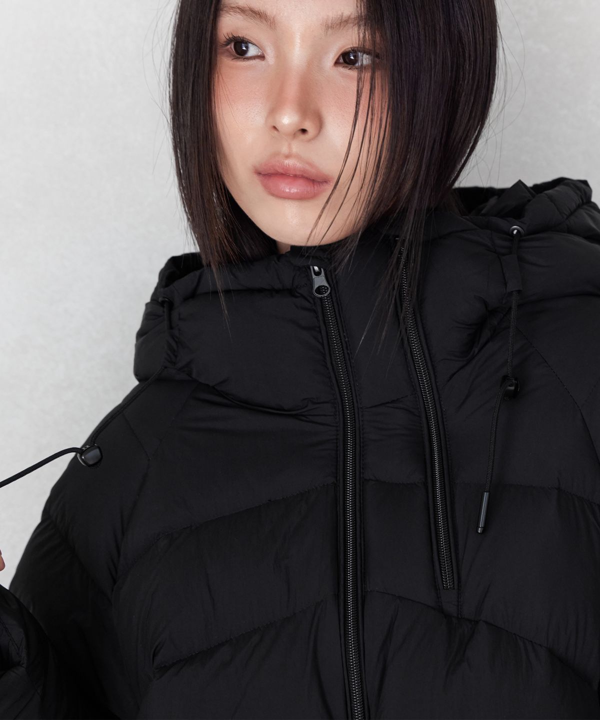 런던다다(LONDONDADA) HOODED DUCK DOWN CROPPED PUFFER JACKET, BLACK