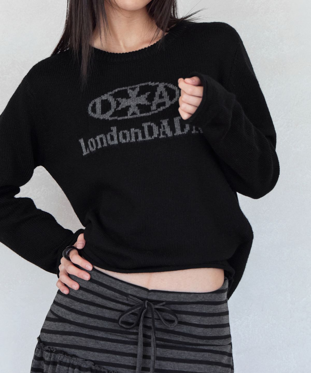 런던다다(LONDONDADA) SIGNATURE LOGO ROUND NECK KNIT, BLACK