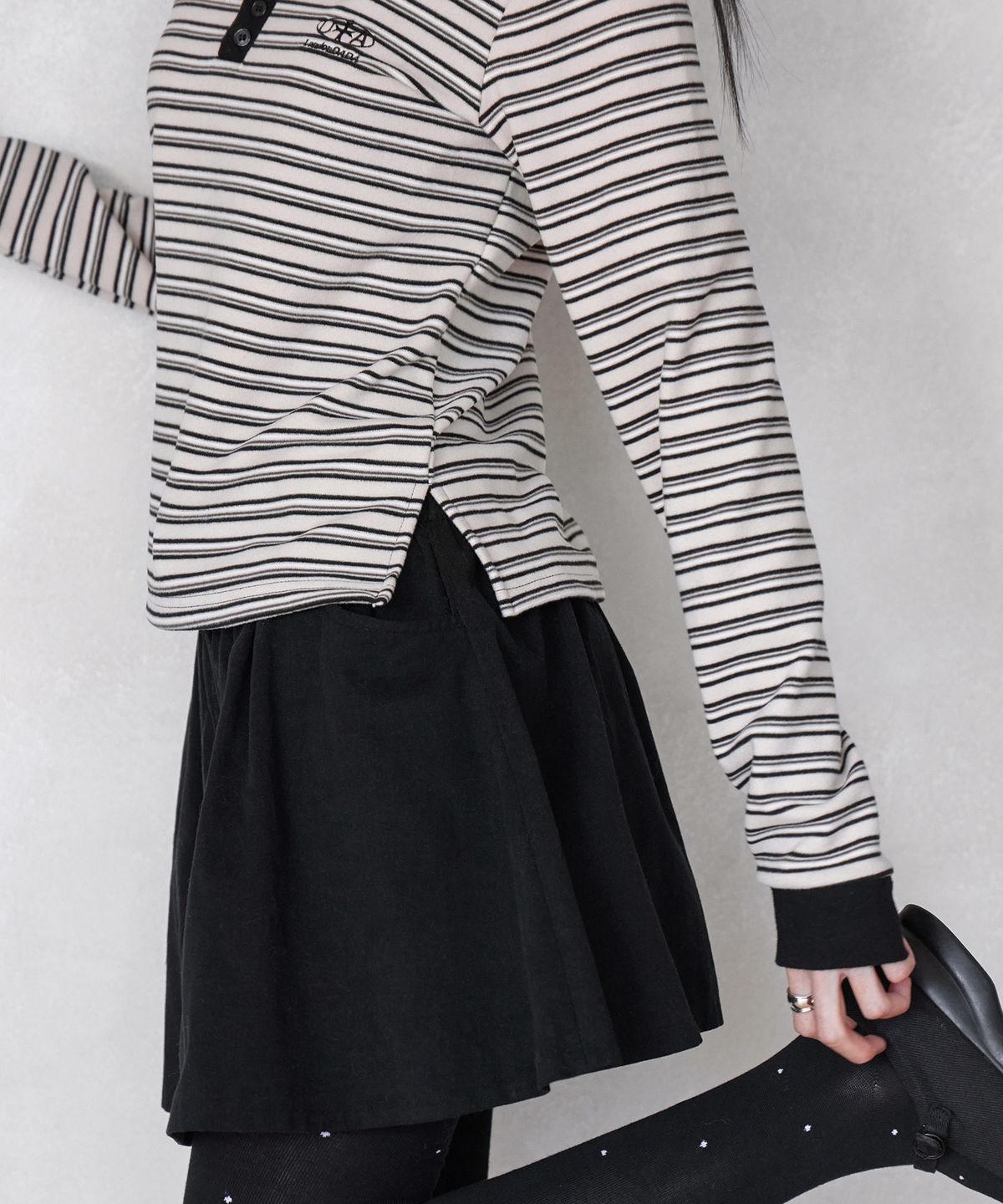 런던다다(LONDONDADA) MULTI-STRIPE SLIM COLLAR T-SHIRT, CREAM
