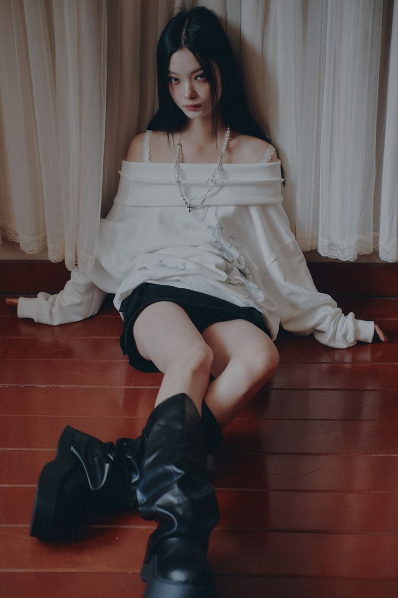 MUSINSA公式 | PAINORPLEASURE SPELL OFF-SHOULDER SWEATSHIRT white