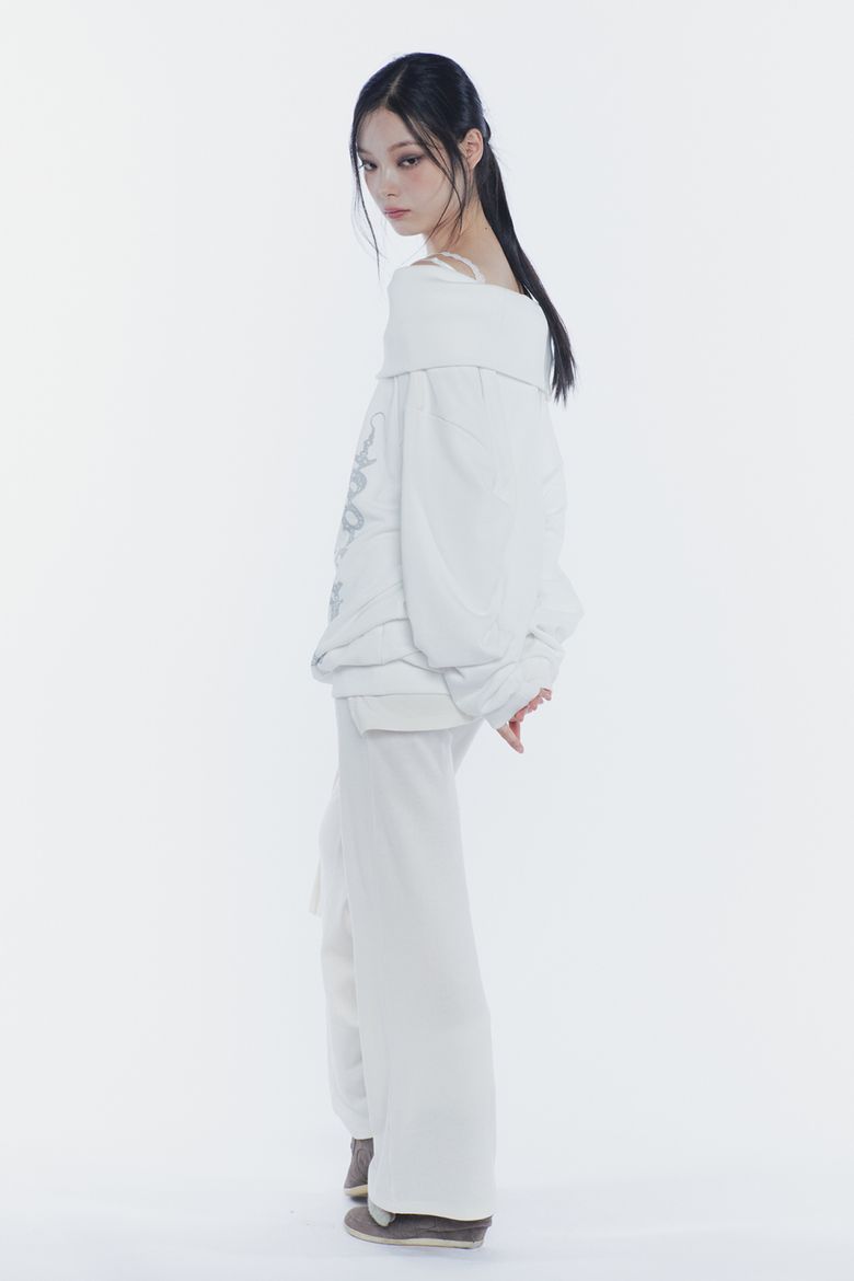 MUSINSA公式 | PAINORPLEASURE SPELL OFF-SHOULDER SWEATSHIRT white