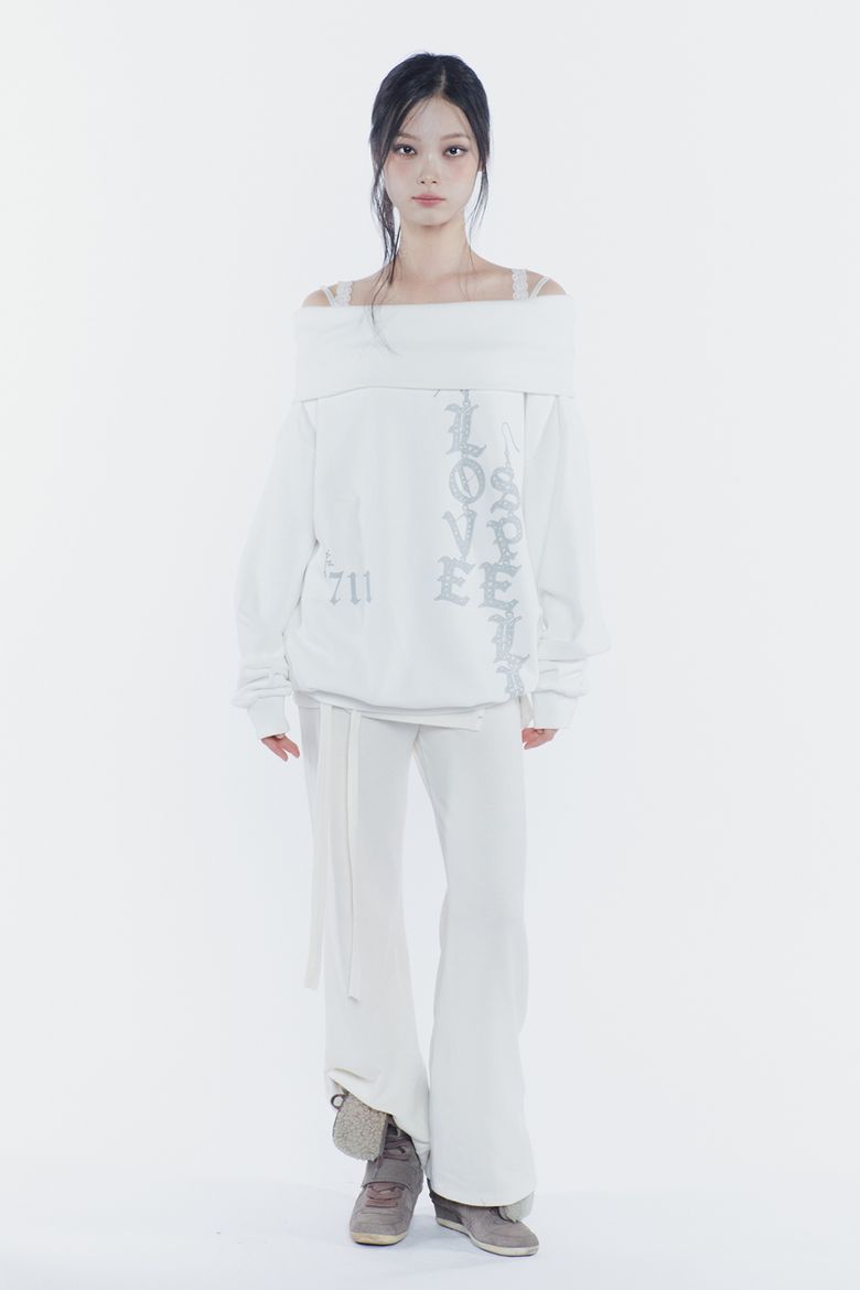 MUSINSA公式 | PAINORPLEASURE SPELL OFF-SHOULDER SWEATSHIRT white
