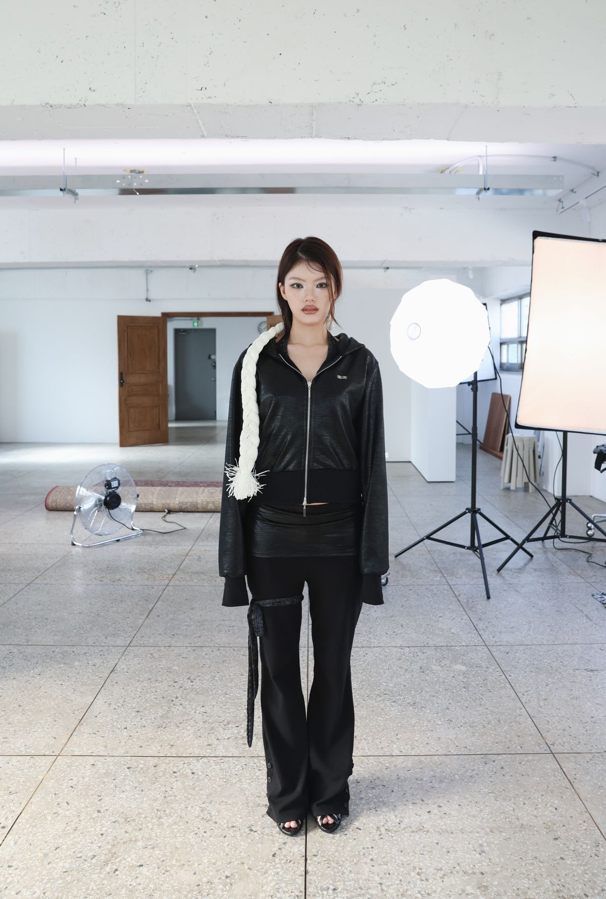 미애(MIAE) 레이어드 레더 부츠컷 팬츠 - 블랙