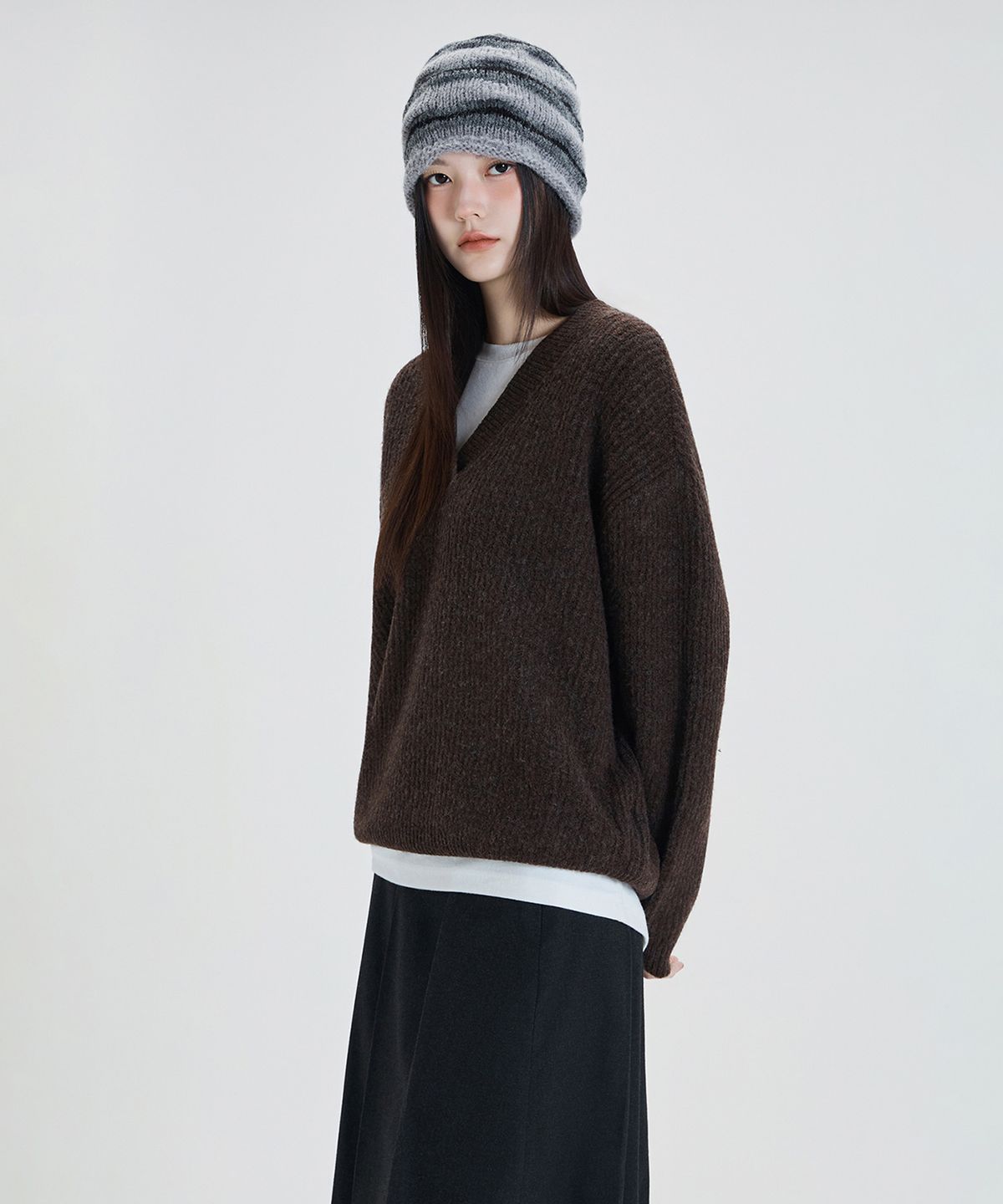 미쏘(MIXXO) V넥 루즈핏 리브드 풀오버_MIWKAG109T