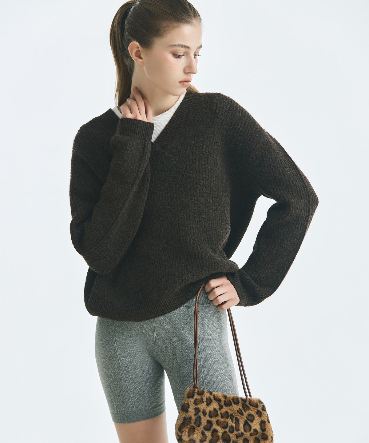 미쏘(MIXXO) V넥 루즈핏 리브드 풀오버_MIWKAG109T