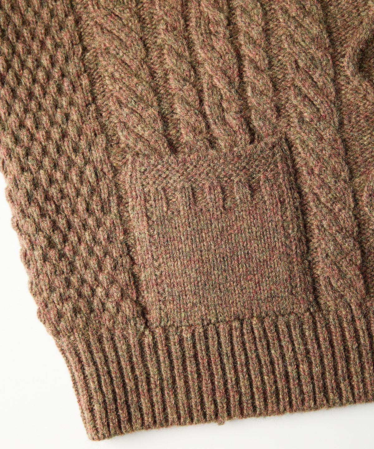 건지 울른스(Guernsey Woollens) 셔틀랜드울 아란 포켓 스웨터 - 모스 브라운