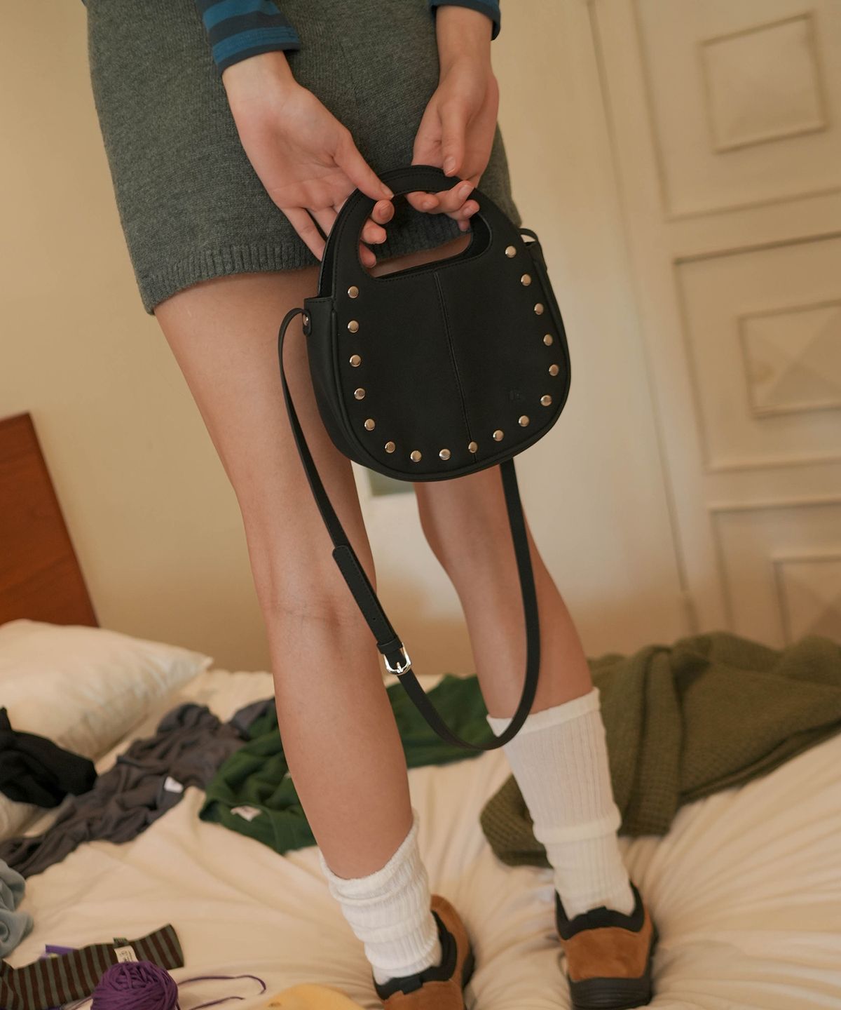 레니비(LeneeB) 룬트 스터디드 크로스 백 빈티지 블랙