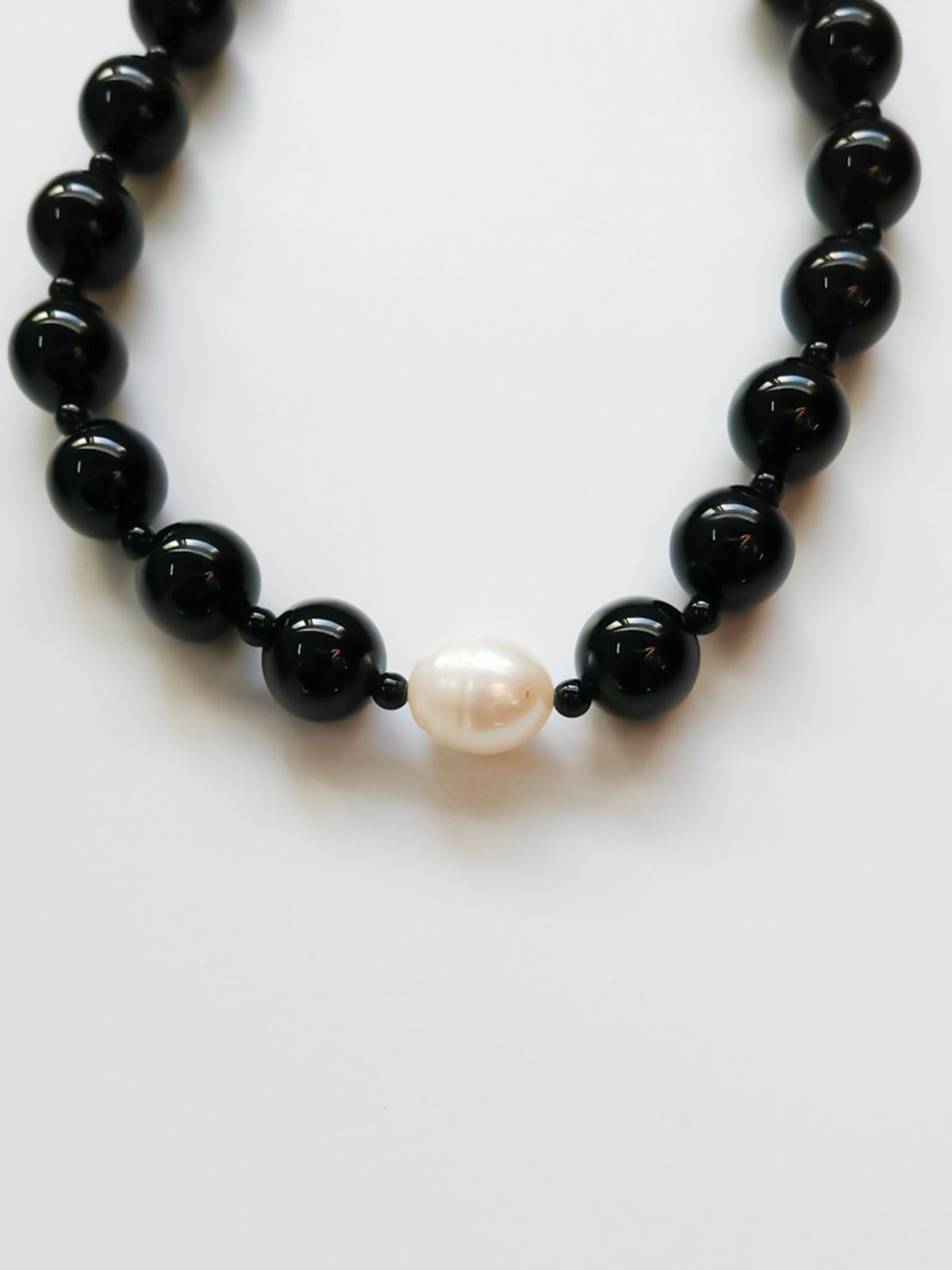 소수(SOSOO) Onyx 10mm Point Pearl Necklace