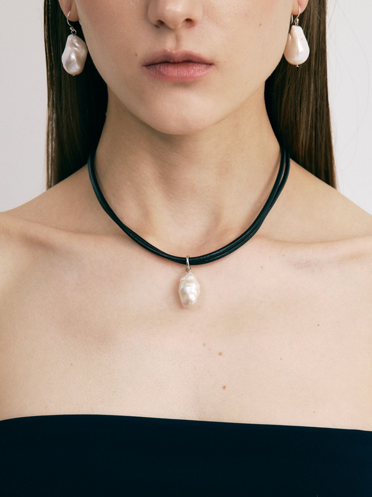 소수(SOSOO) Baroque Pearl Bold Leather Necklace