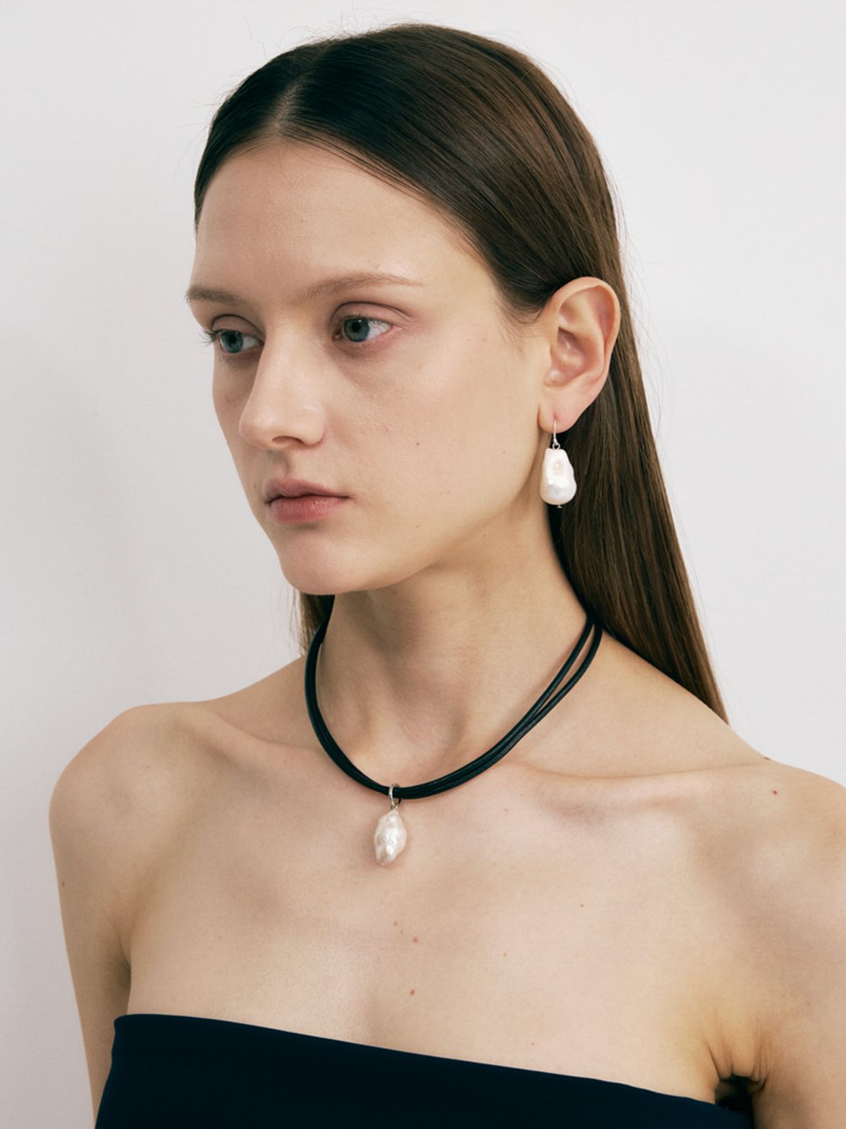 소수(SOSOO) Baroque Pearl Bold Leather Necklace