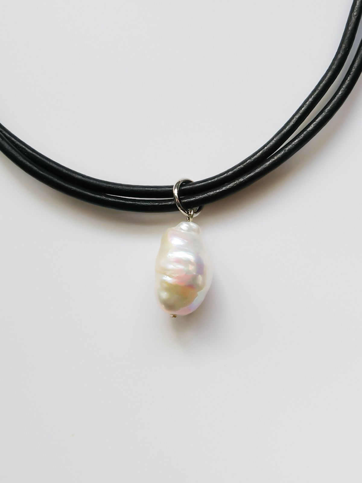 소수(SOSOO) Baroque Pearl Bold Leather Necklace