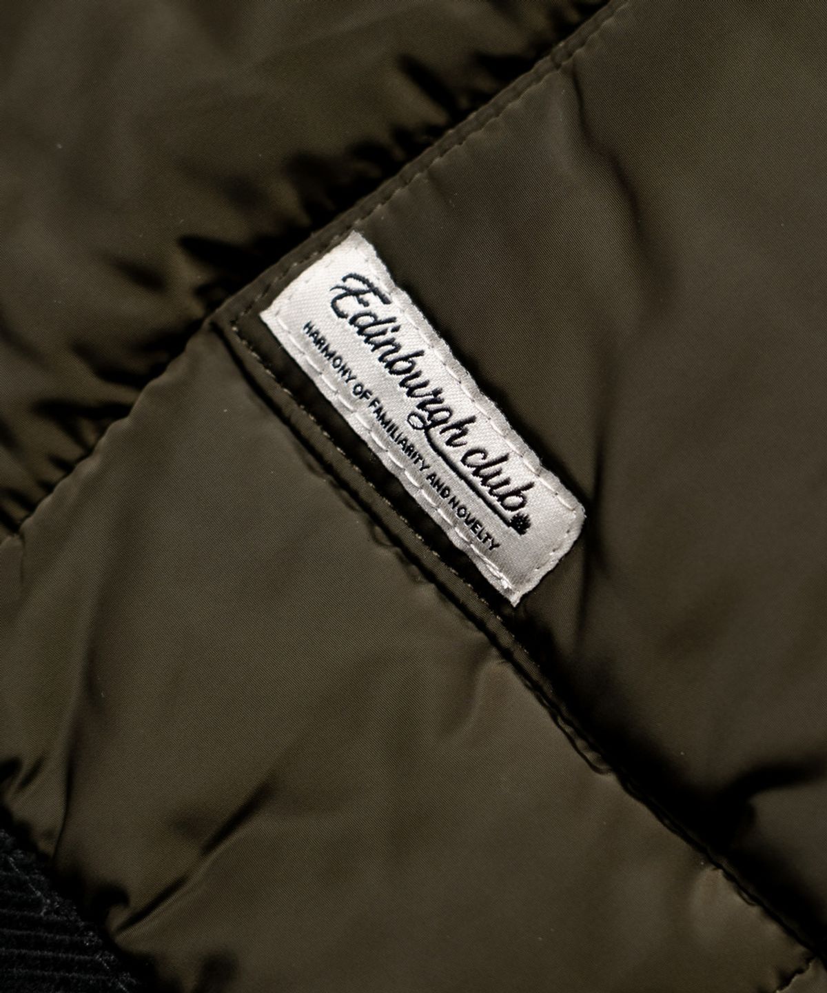 에든버러클럽(EDINBURGH CLUB) HOODED VERTICAL QUILTED MID JUMPER (D/KHAKI)