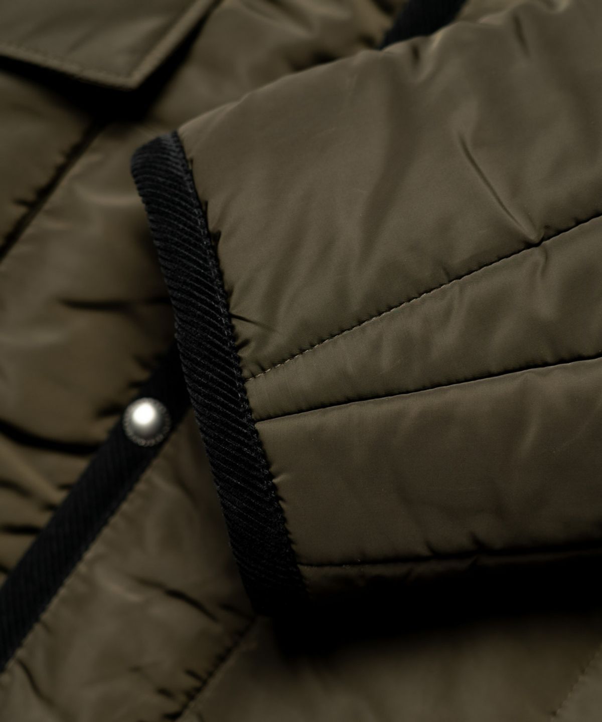 에든버러클럽(EDINBURGH CLUB) HOODED VERTICAL QUILTED MID JUMPER (D/KHAKI)
