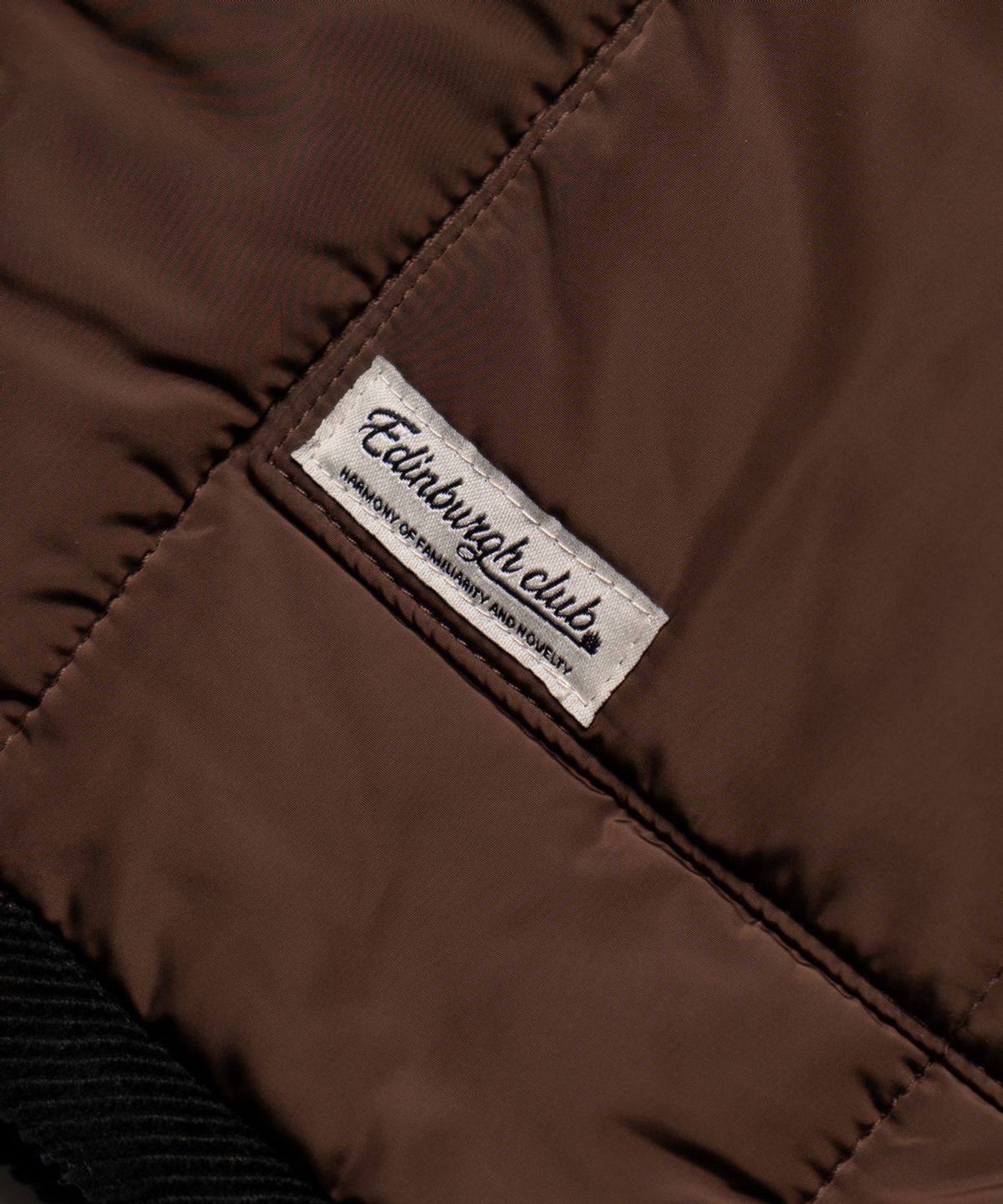 에든버러클럽(EDINBURGH CLUB) HOODED VERTICAL QUILTED MID JUMPER (BROWN)
