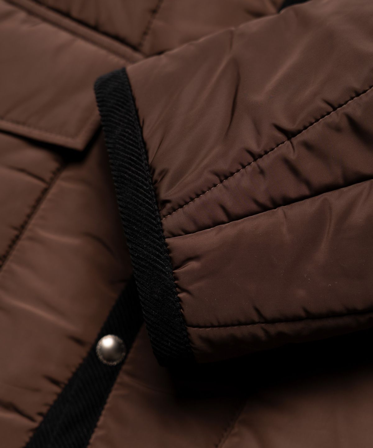 에든버러클럽(EDINBURGH CLUB) HOODED VERTICAL QUILTED MID JUMPER (BROWN)
